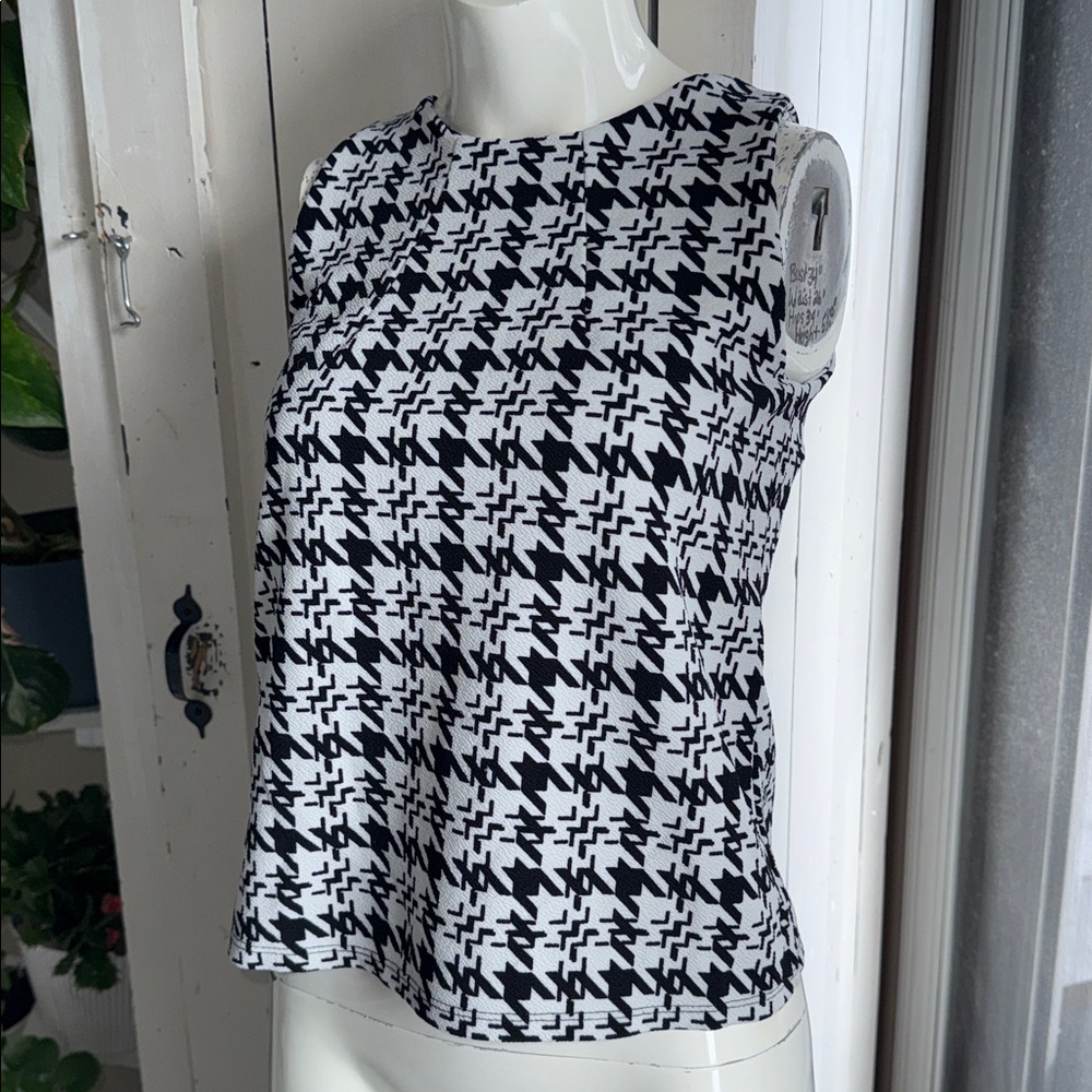 Vintage 70s ⭐️HOST PICKED⭐️Houndstooth, black&white sleeveless scoopneck crop